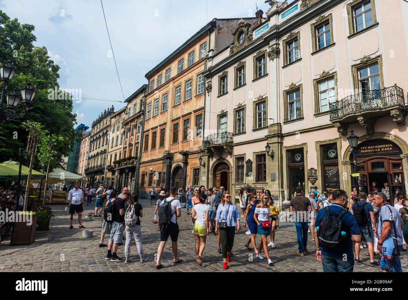 Zona peatonal en el centro de la Unesco ver la ciudad de Lviv, Ucrania Foto de stock