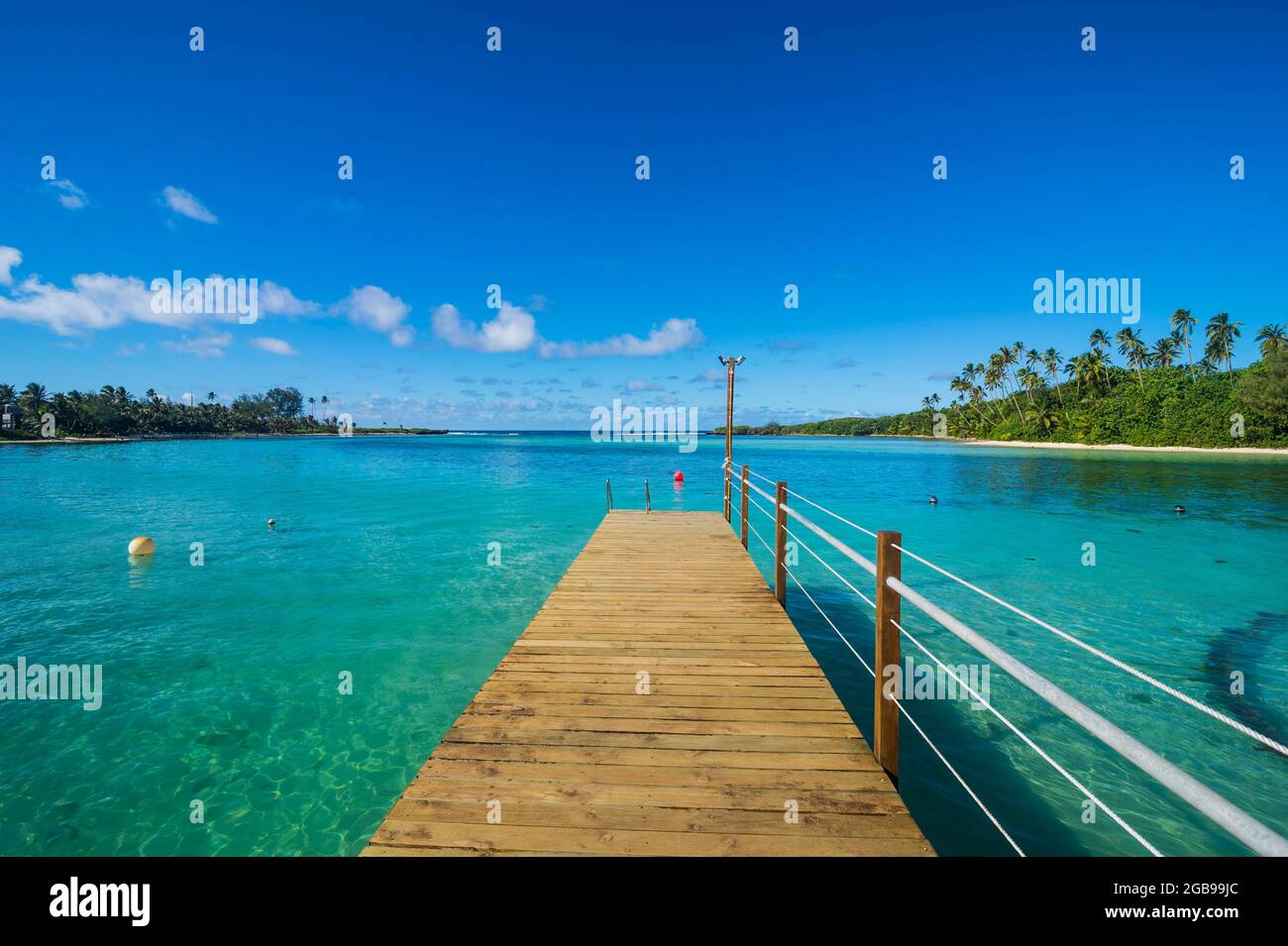 Muelle en las aguas turquesas de la playa Muri, Rarotonga, Rarotonga y las islas Cook Foto de stock