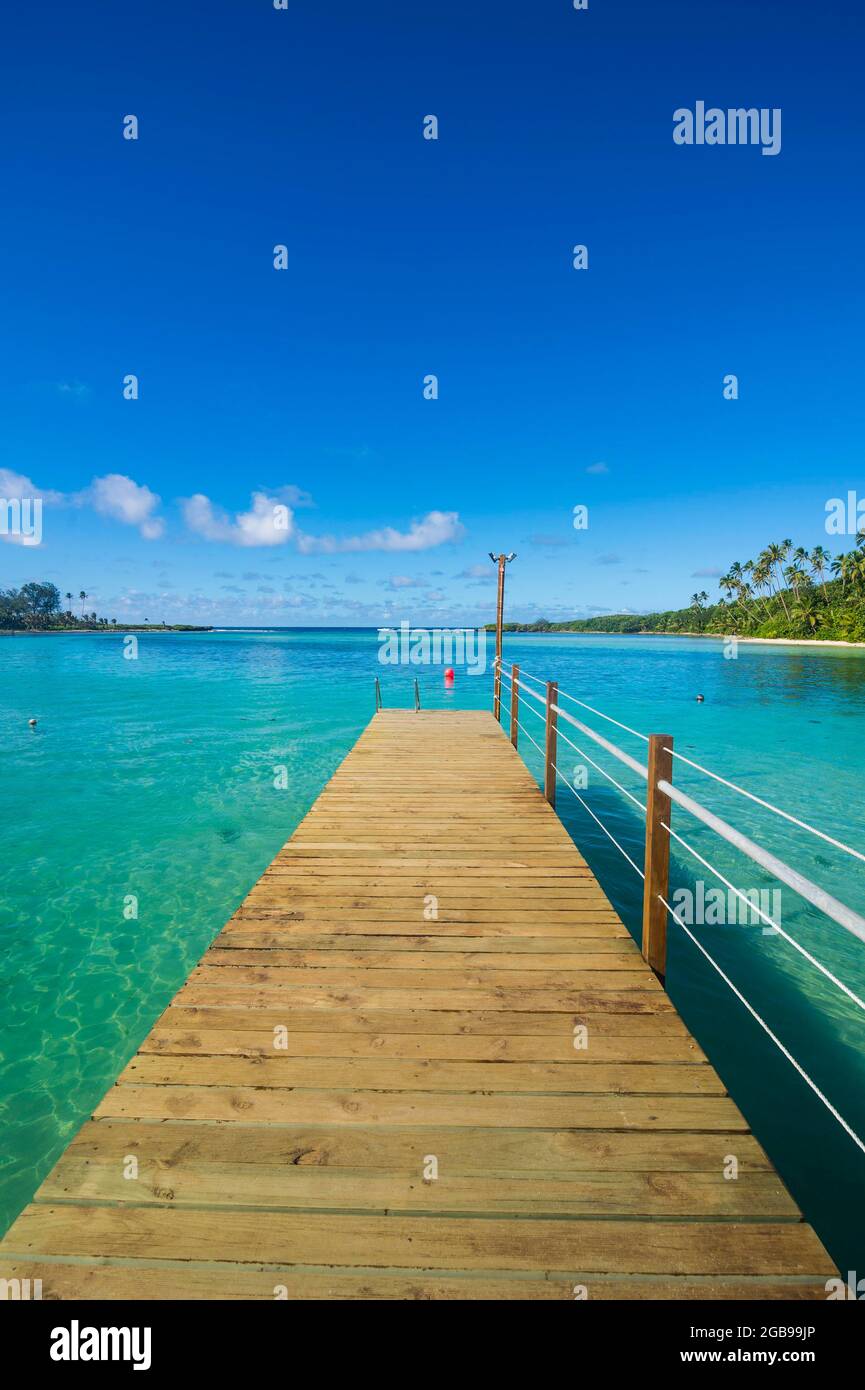 Muelle en las aguas turquesas de la playa Muri, Rarotonga, Rarotonga y las islas Cook Foto de stock