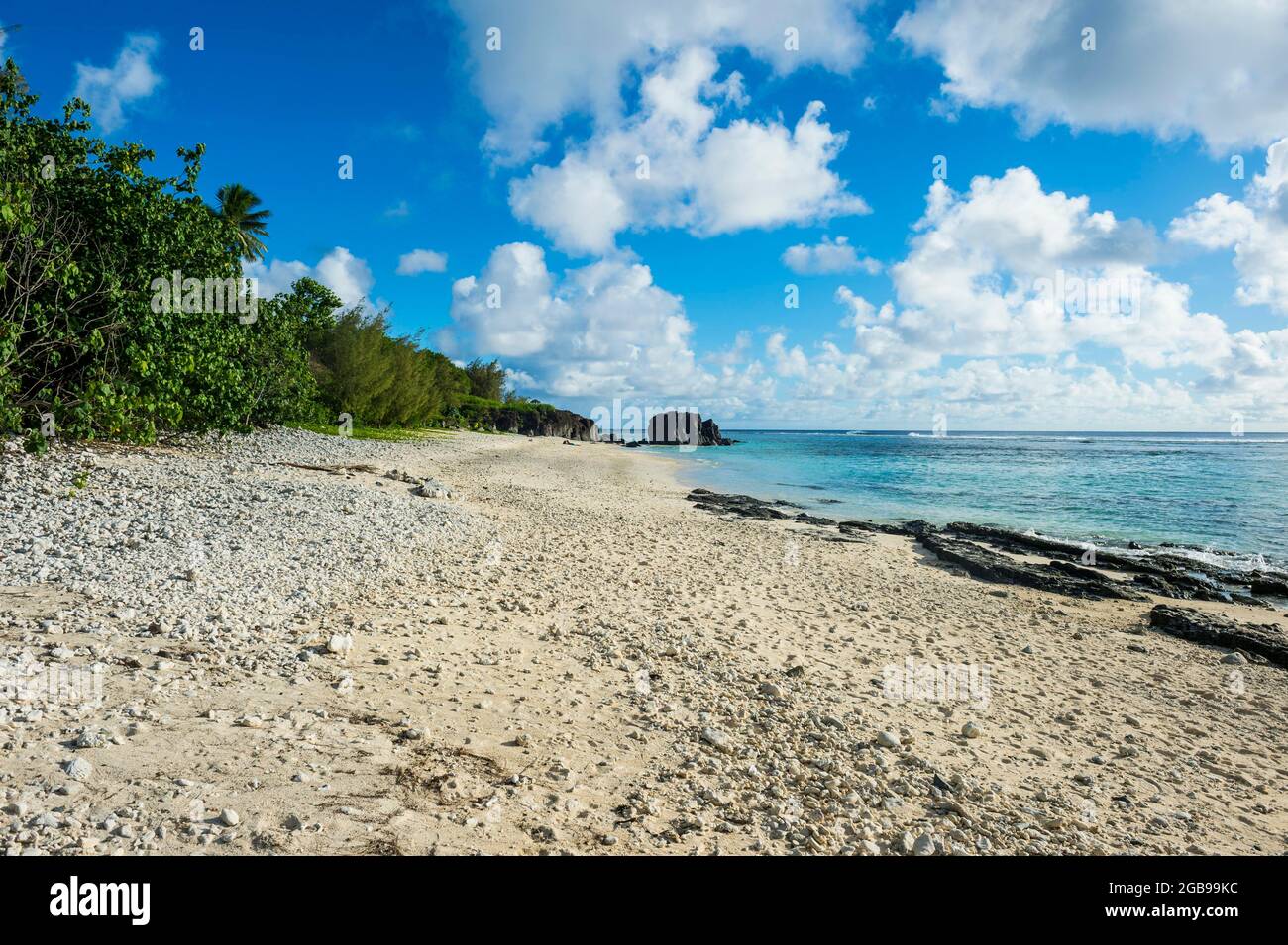 Playa de arena blanca en Avarua, Rarotonga, Rarotonga y las islas Cook Foto de stock