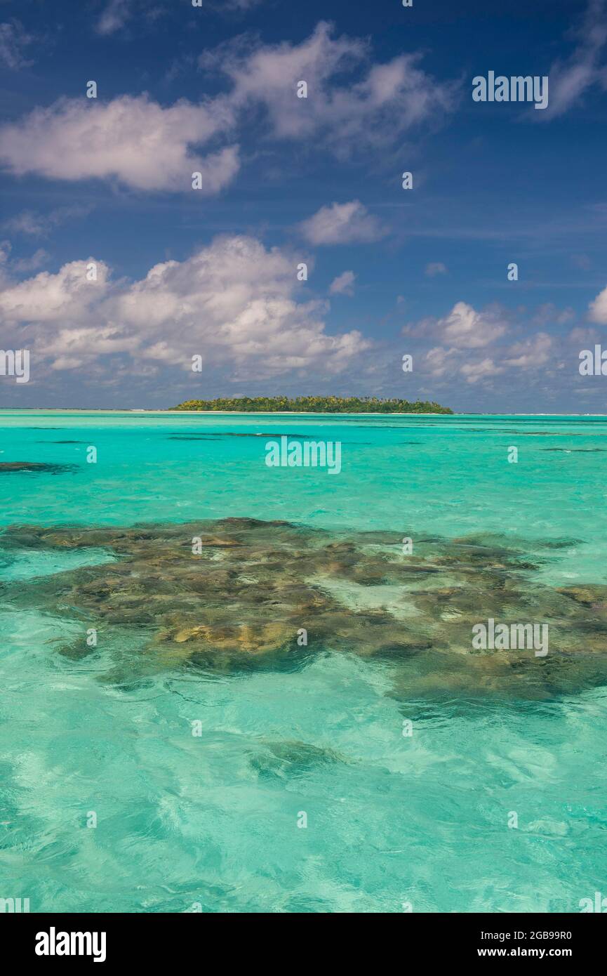 Pequeña isla en las aguas turquesas de la laguna Aitutaki, Rarotonga y las islas Cook Foto de stock