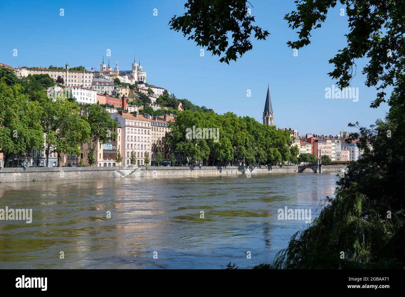 El barrio de Fourvière con Notre-Dame de Fourvière visto desde los muelles de la Saône, Lyon, Francia Foto de stock