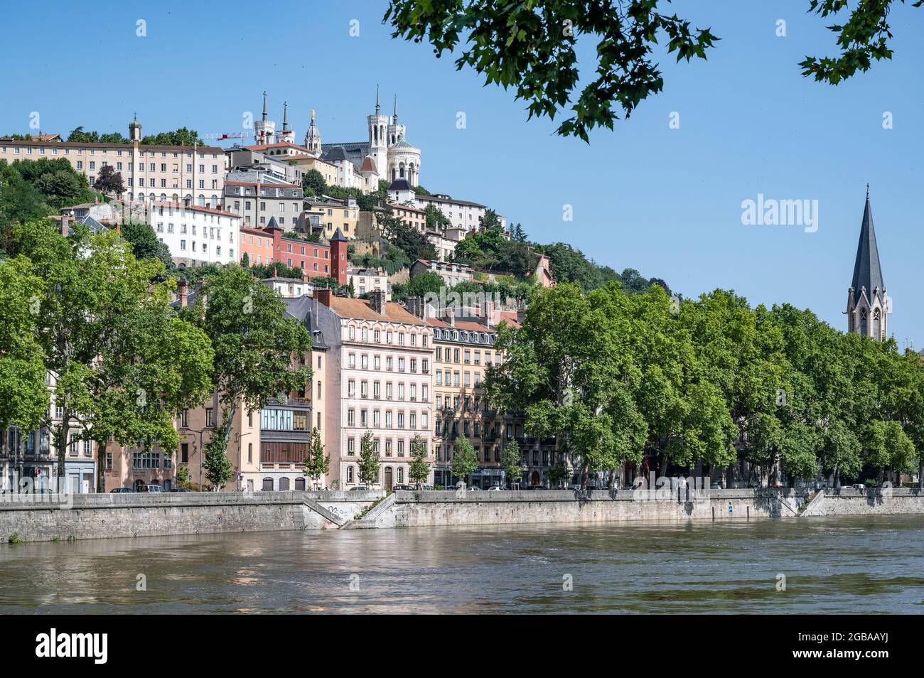 El barrio de Fourvière con Notre-Dame de Fourvière visto desde los muelles de la Saône, Lyon, Francia Foto de stock