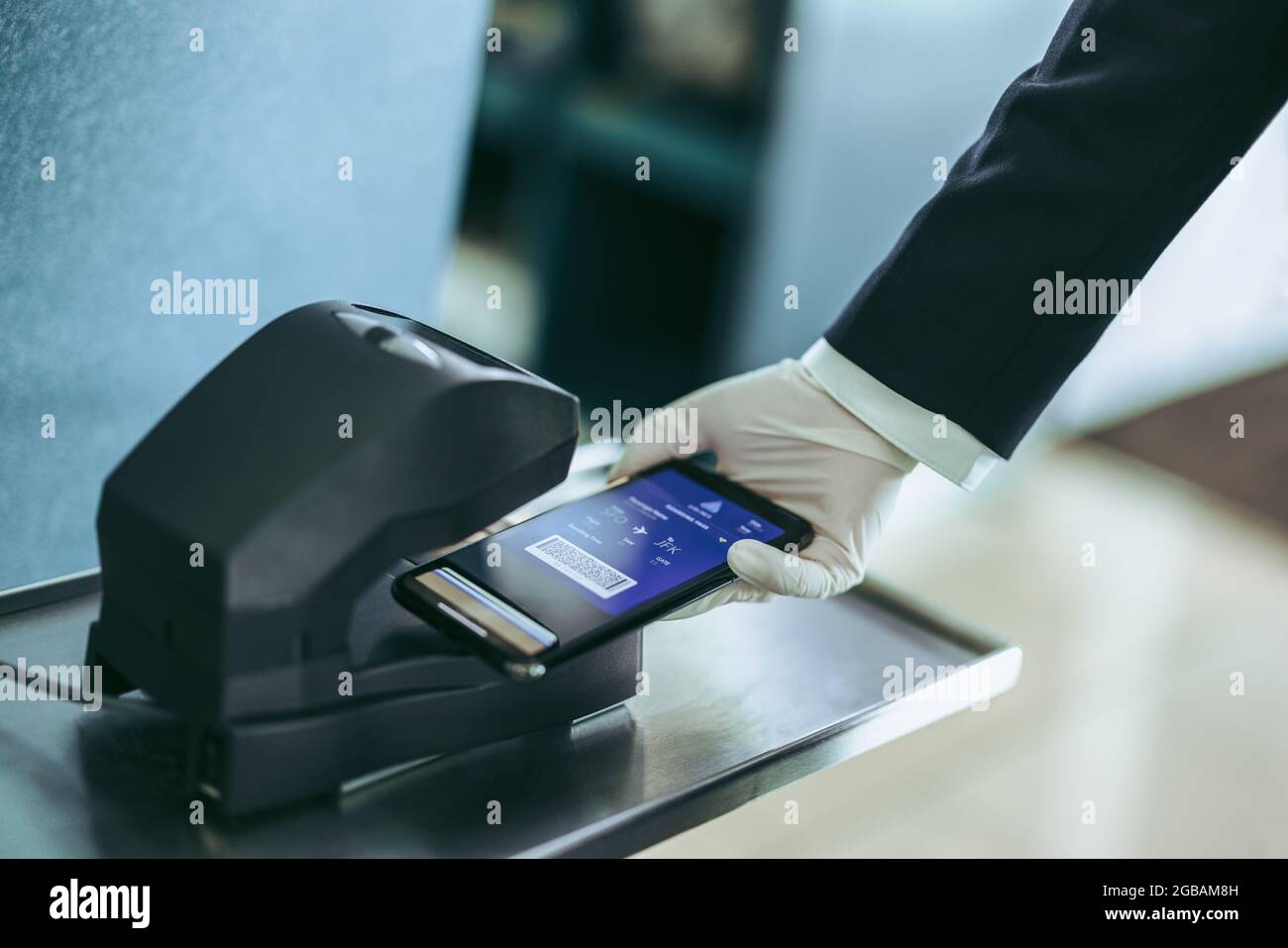 Foto recortada de la mano poniendo la tarjeta de embarque en el