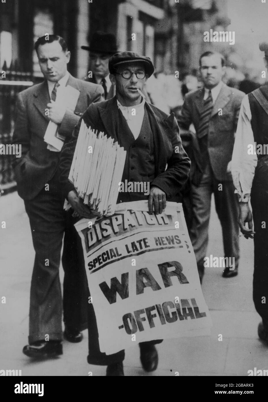 LONDRES, INGLATERRA, Reino Unido - 3-4 de septiembre de 1939 - Un vendedor de periódicos que tiene un montón de periódicos y firmar diciendo 'Especial de noticias tardías: Guerra - Oficial,' en WHI Foto de stock