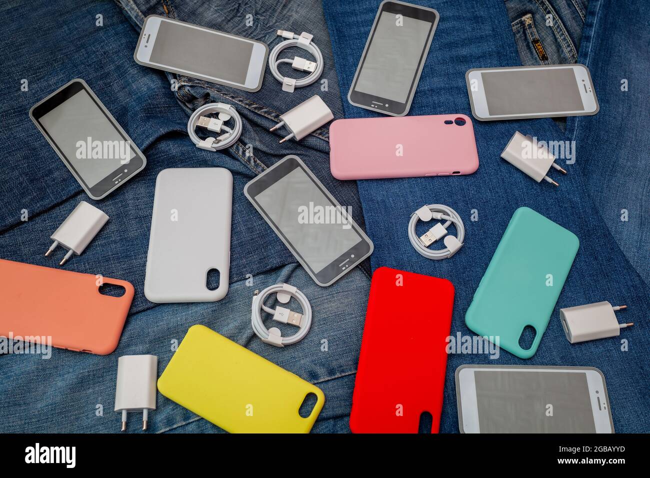 textura de los accesorios para teléfonos móviles sobre un fondo denim  Fotografía de stock - Alamy