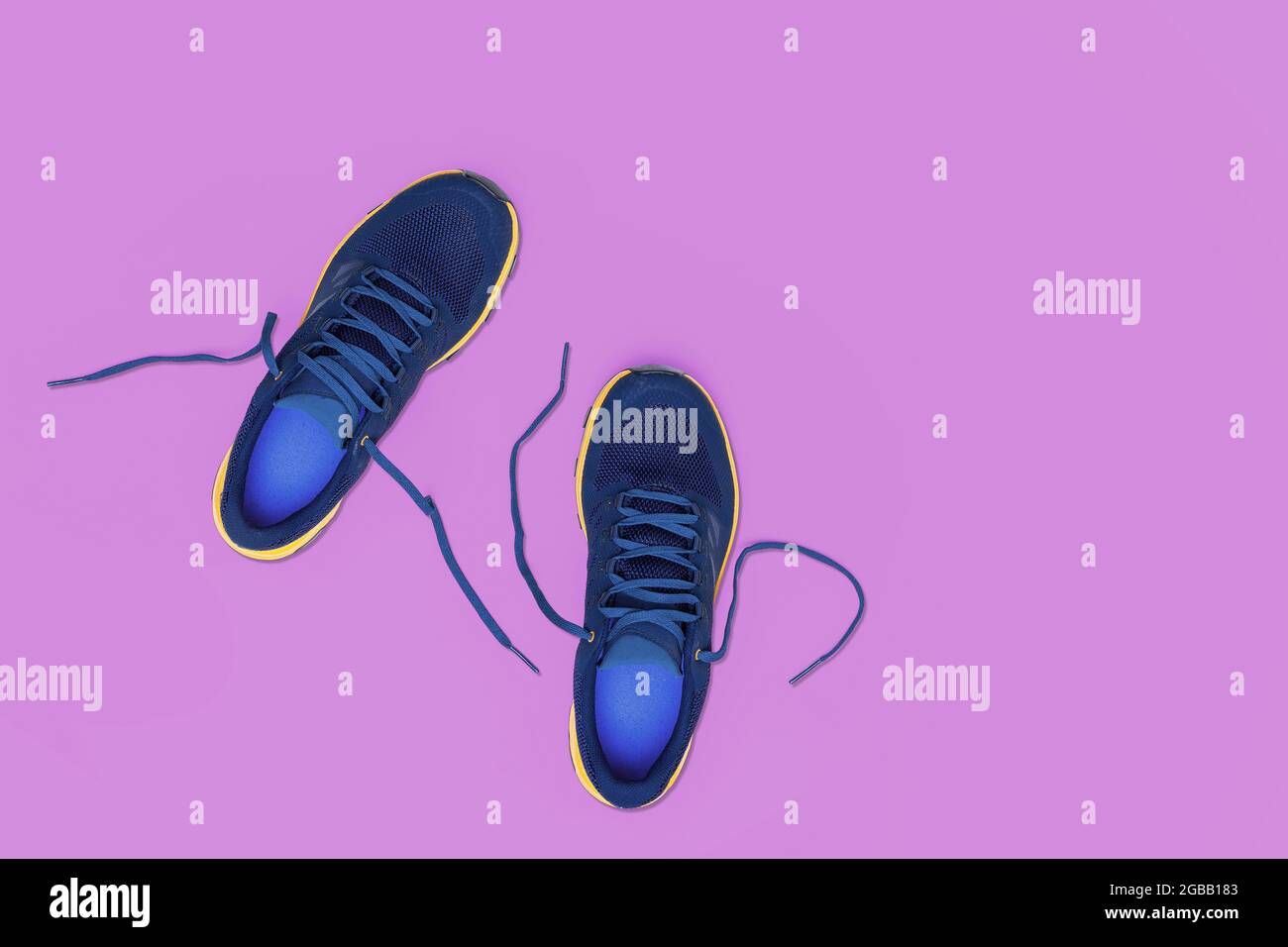 Zapatillas Azul Marino Fotos e Imágenes de stock - Alamy