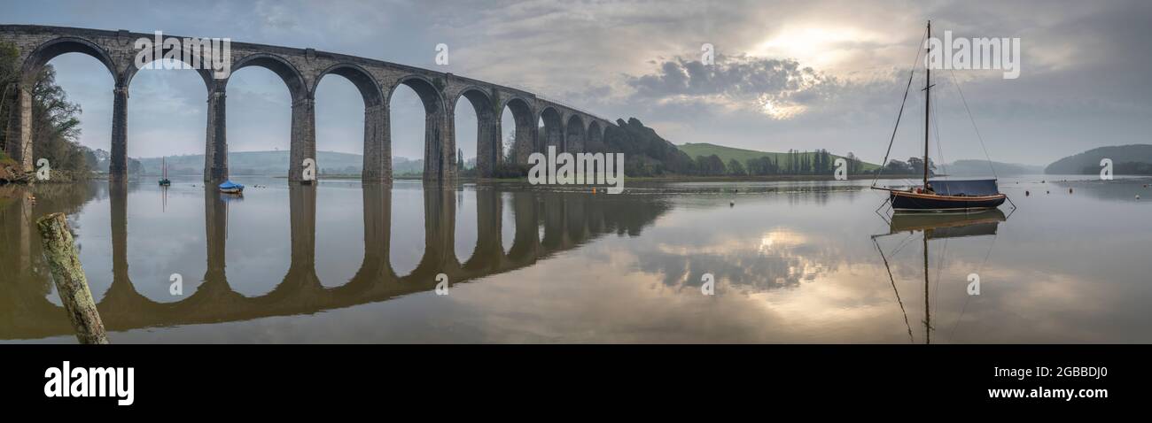 Viaducto de St. Germans de Brunel sobre el río Tiddy al amanecer, St. Germans, Cornwall, Inglaterra, Reino Unido, Europa Foto de stock