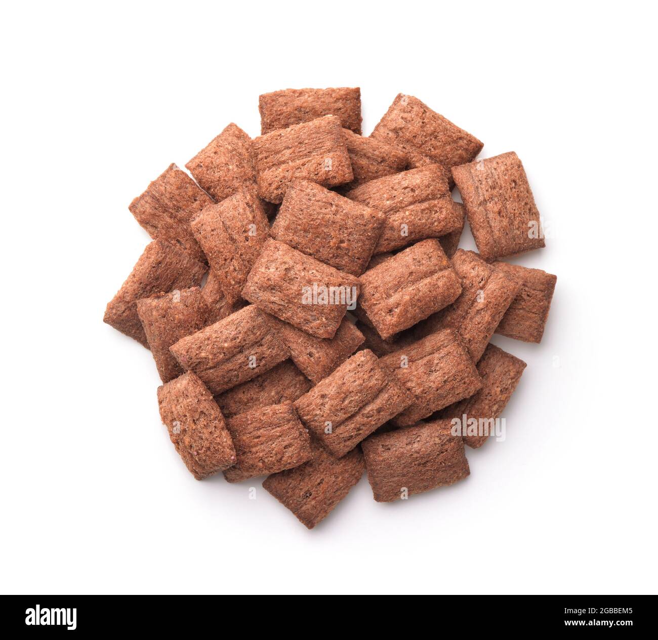 Vista superior de las almohadas de cereales de chocolate aisladas sobre blanco Foto de stock