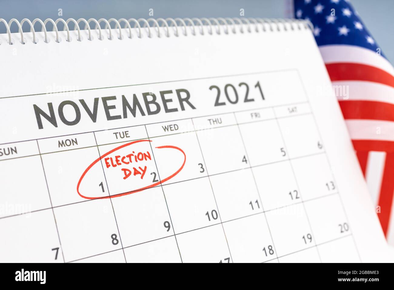 Noviembre 2021 Concepto del día de las elecciones en los Estados Unidos. Calendario de escritorio con el 2rd de noviembre marcado en rojo y bandera de EE.UU. En el fondo Foto de stock