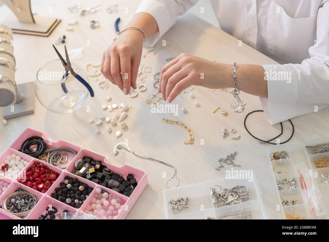 Acera cortina Último Diseñador profesional de joyas haciendo joyas hechas a mano en el taller de  estudio de cerca. Moda, creatividad y concepto artesanal Fotografía de  stock - Alamy