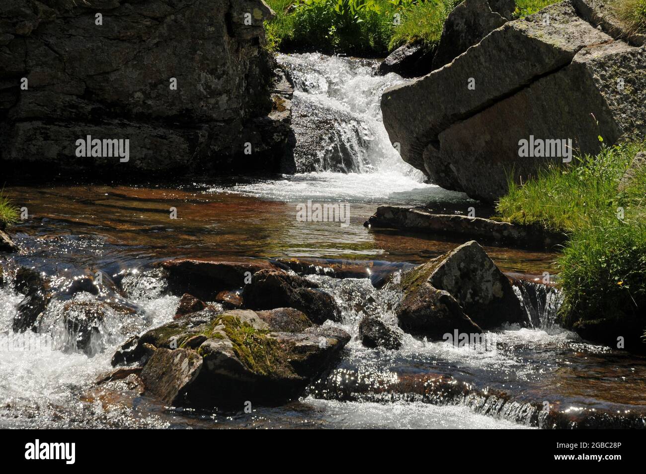 Torrente salendo da Ceresole Reale al lago di Dres nel Parco Nazionale del Gran Paradiso Foto de stock