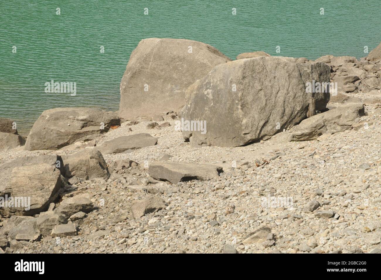 Rocce en riva al lago di Ceresole Reale Foto de stock