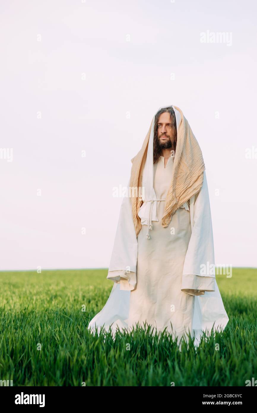 Jesucristo de pie en prado vestido con su tradicional túnica blanca contra el fondo del cielo Fotografía de stock - Alamy Jesucristo de pie en prado vestido con su tradicional túnica blanca contra el fondo del cielo Fotografía de stock - Alamy