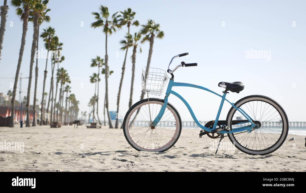 Bicicleta azul, bicicleta en crucero por la playa de arena del océano,  costa del pacífico cerca del muelle Oceanside, California, Estados Unidos.  Vacaciones de verano, costa del mar. Ciclo vintage, tr Fotografía