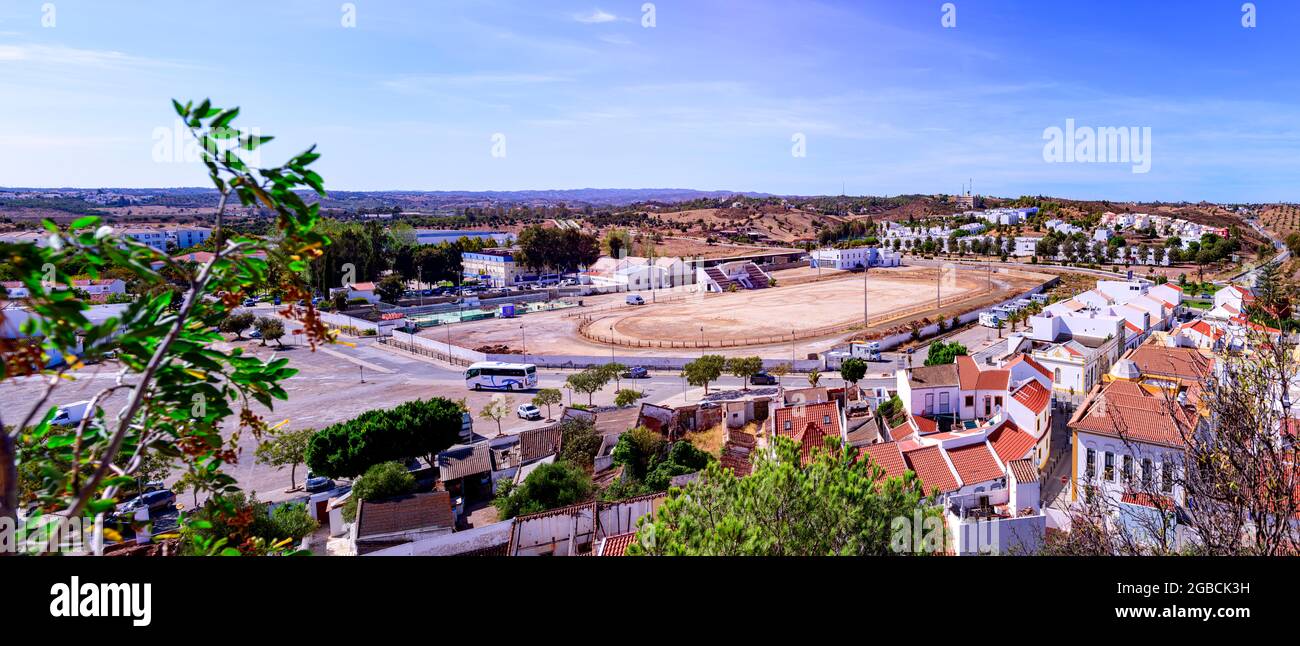 Vista desde el castillo de Castro Marim sobre la ciudad de Castro Marim mostrando las casas y las instalaciones deportivas. Castro Marim Algarve Este Portugal. Foto de stock