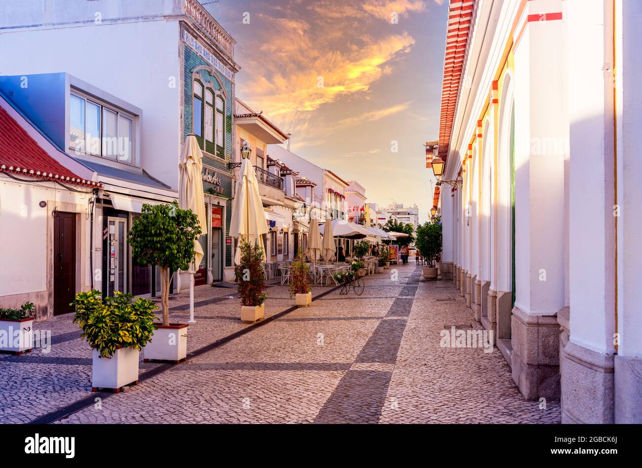 Rua Dr Sousa Martius, calle peatonal Vila Real con cafés al aire libre y restaurantes. Vila Real do Santo Antonio Algarve Este Portugal Foto de stock