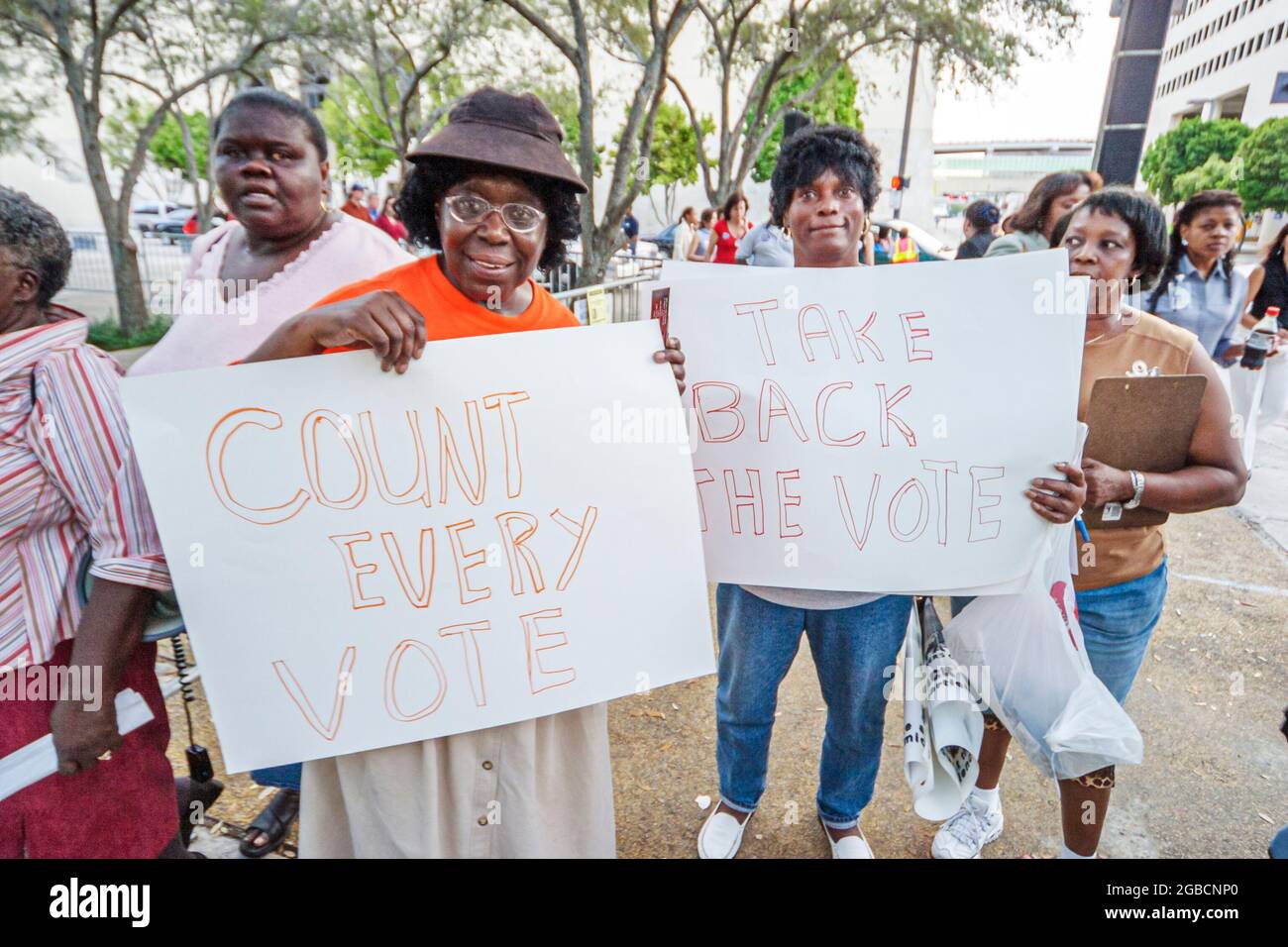 Miami Florida, Centro de Gobierno Stephen P. Clark, Rally de elecciones presidenciales del Partido Demócrata, evento político Mujeres negras que llevan a cabo señales de voto CO Foto de stock