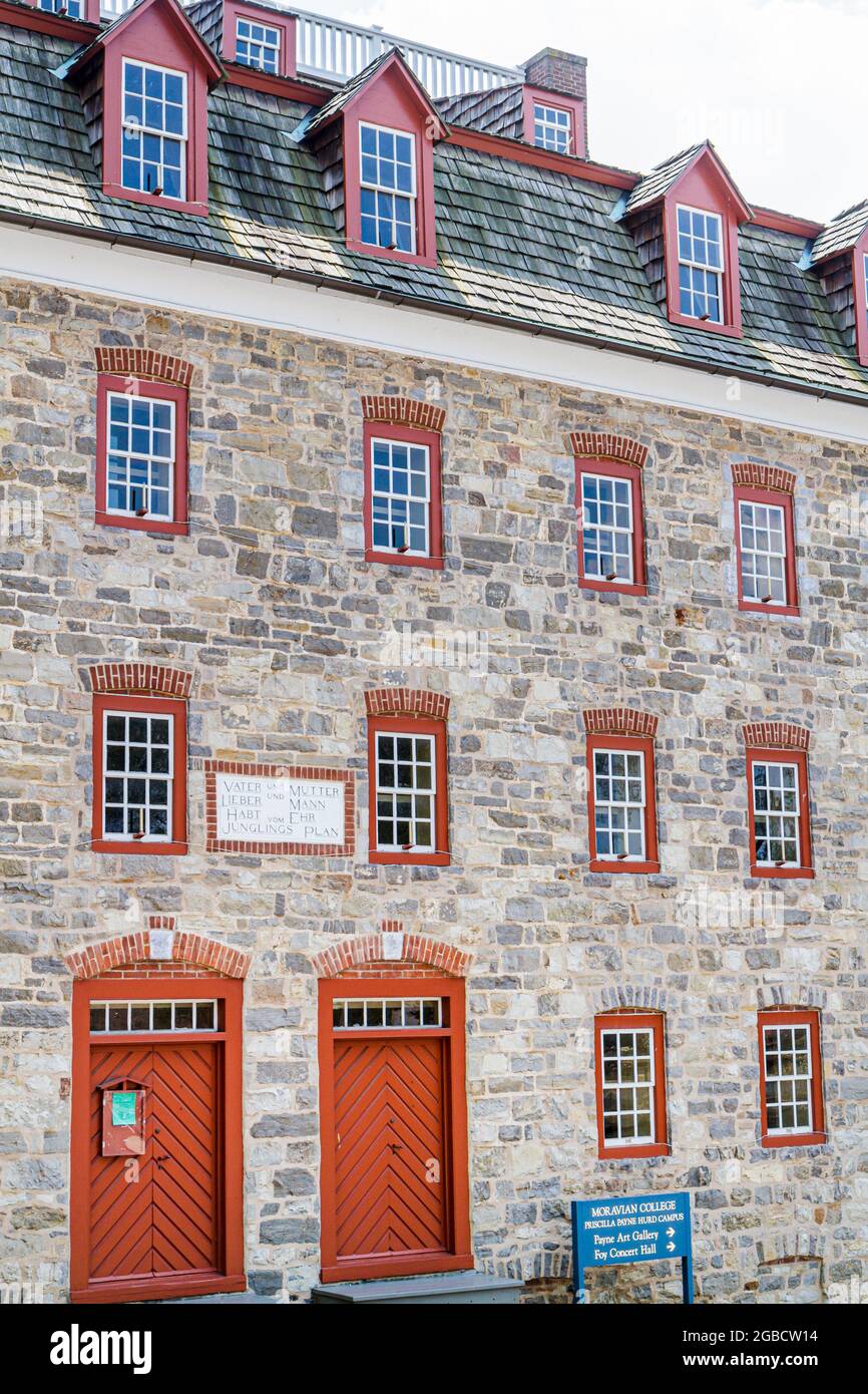Pennsylvania Bethlehem, comunidad religiosa asentamiento Moravian College campus, Brehren's House piedra arquitectura techo buhardillas puerta de espiga, Foto de stock