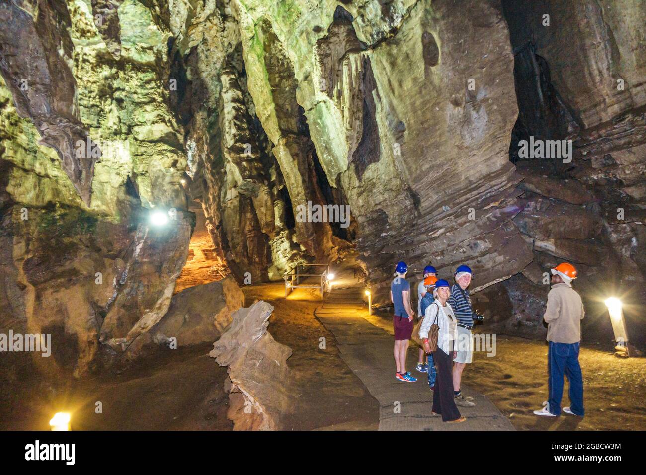 Johannesburgo Sudáfrica, Muldersdrift Sterkfontein Caves, hominin sitio homínido Cuna de la humanidad interior cueva, África negra grupo guía mirada Foto de stock