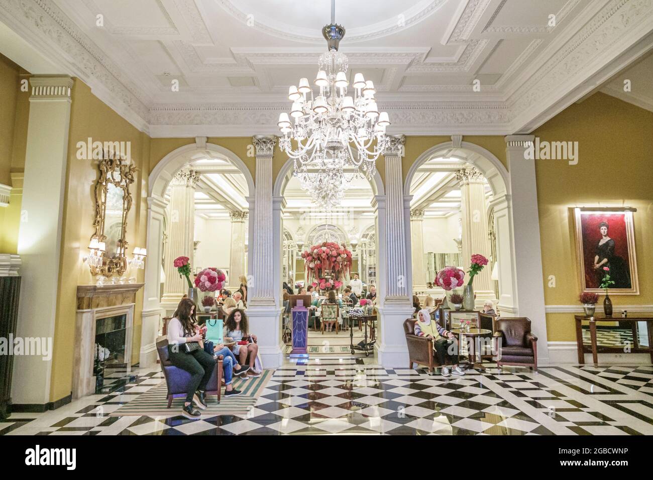 Londres Inglaterra, Reino Unido, Mayfair Claridge's hotel 5 estrellas edificio histórico de lujo, interior del vestíbulo araña candelabro blanco negro tablero de ajedrez suelo de mármol, Foto de stock