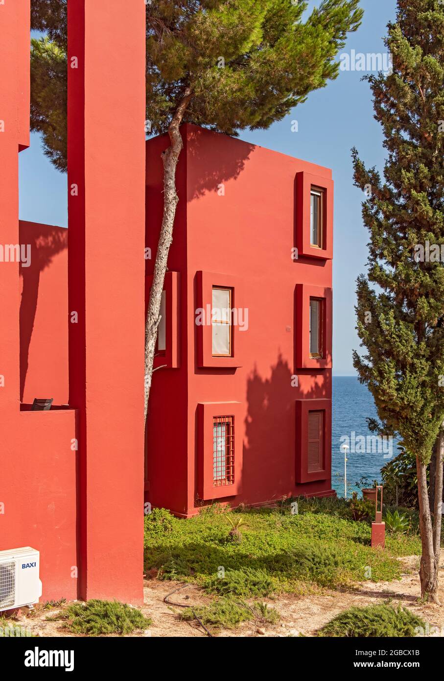 Edificio La Muralla Roja - Complejo de apartamentos posmodernos diseñado por Ricardo Bofill, Manzanera, Calp (Calpe), España Foto de stock