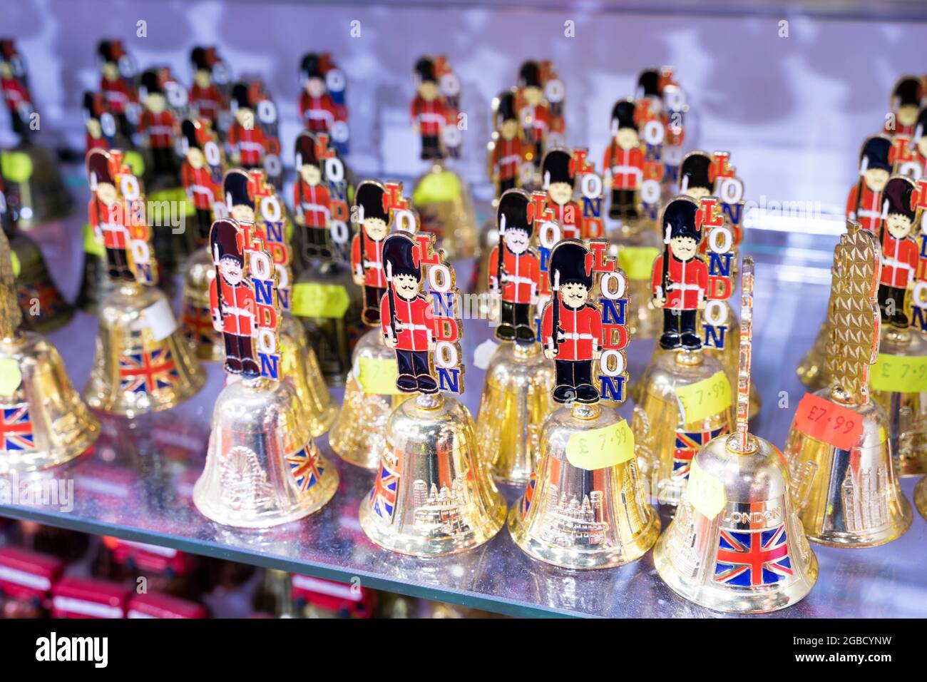 Campanas a la venta en tienda de souvenirs turística Piccadilly ciudad de  circo de Westminster Londres Inglaterra Reino Unido Fotografía de stock -  Alamy