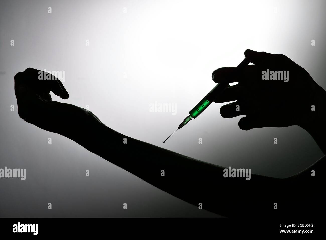Inyectando la droga en mano, concepto de la adicción a la droga Foto de stock