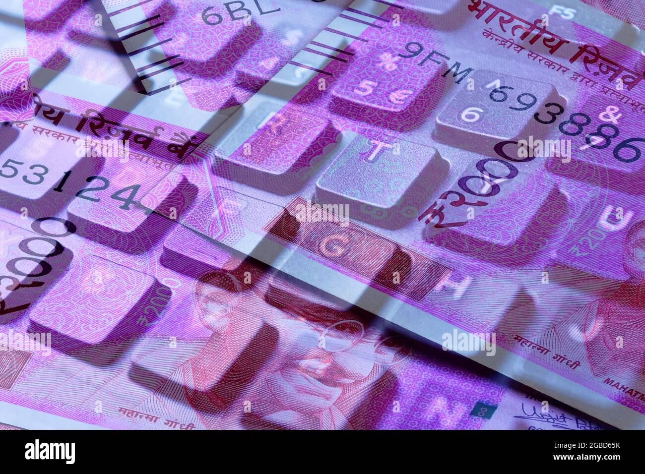 La moneda india se fusiona con el teclado, concepto de la India Digital Foto de stock