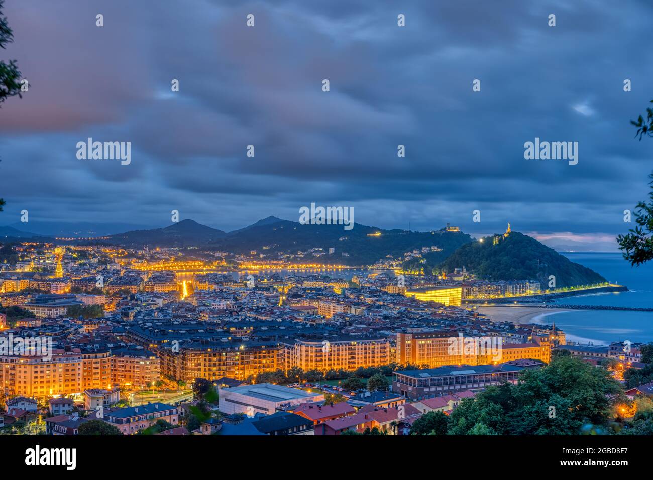 San Sebastián en el norte de España por la noche Foto de stock