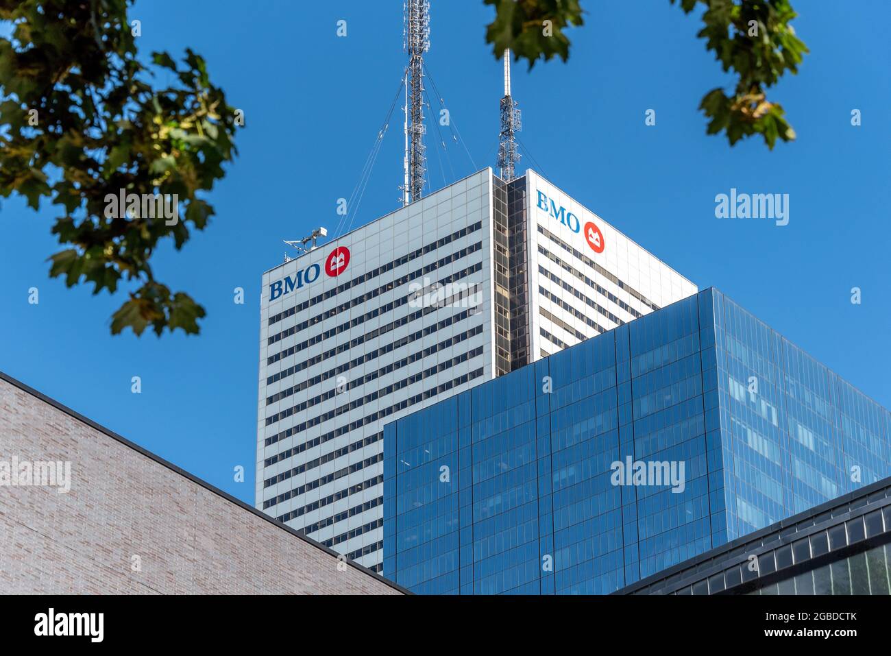 Logotipo del Banco de Montreal o BMO en la parte superior de una torre de rascacielos en el distrito financiero de Toronto, Canadá Foto de stock