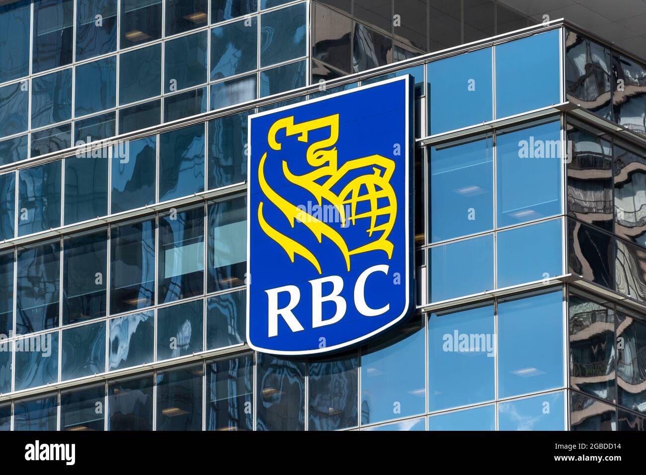 Logotipo de empresa o signo del Royal Bank of Canada (RBC) en un rascacielos junto a la costa de la ciudad en Toronto, Canadá Foto de stock