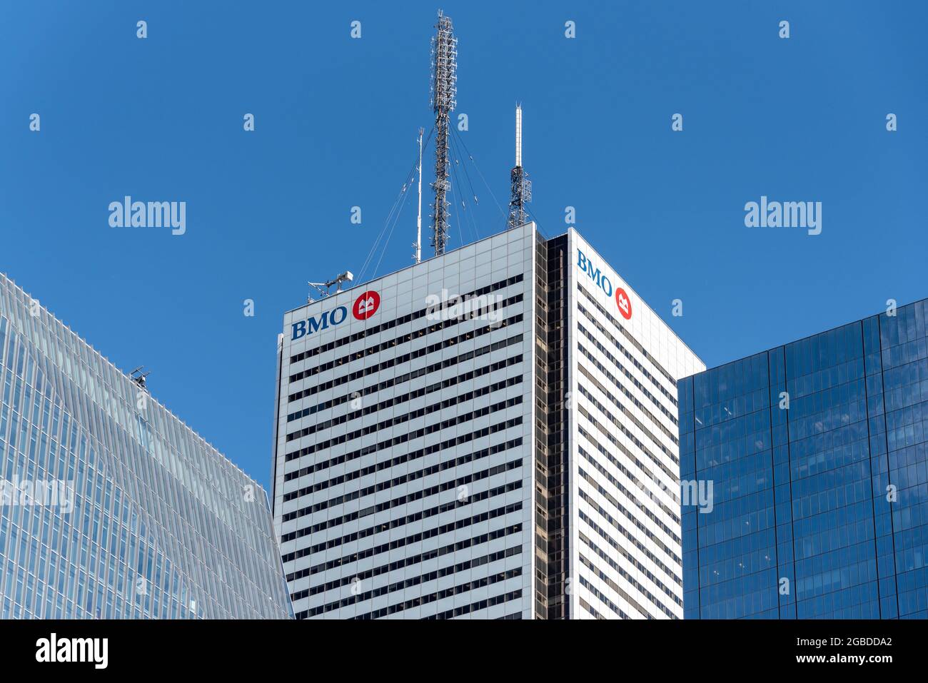 Logotipo del Banco de Montreal o BMO en la parte superior de una torre de rascacielos en el distrito financiero de Toronto, Canadá Foto de stock