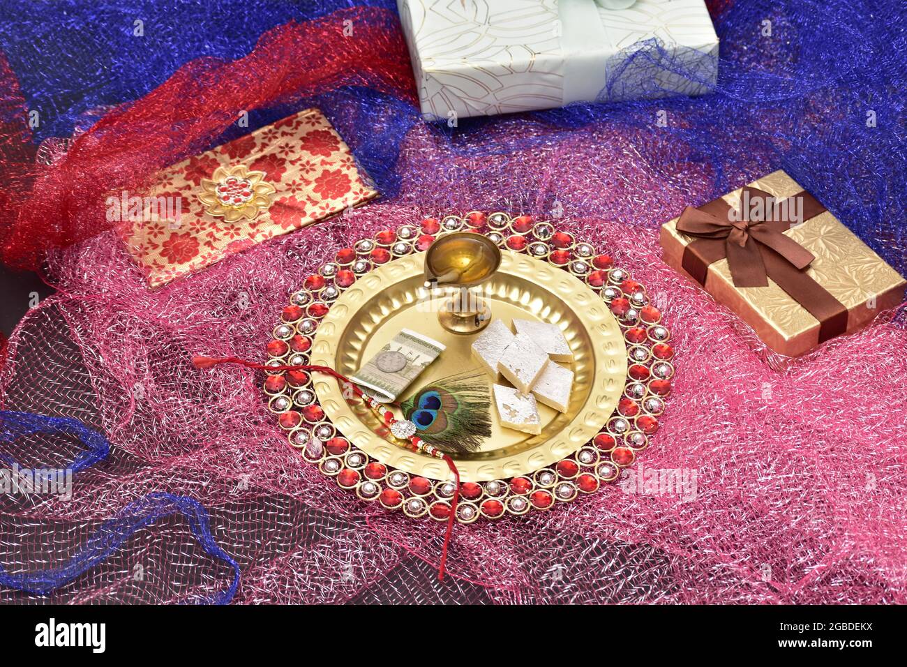 Thali de Rakhi en Raksha Bandhan Ocasión con regalos Foto de stock