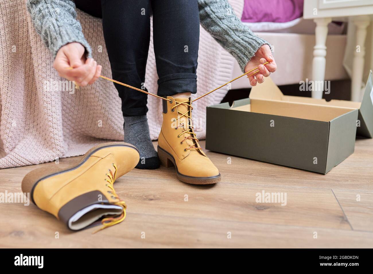 Murmullo En general barbería Otoño temporada de invierno, zapatos nuevos, primer plano mujer con  raquetas botas de abrigo Fotografía de stock - Alamy