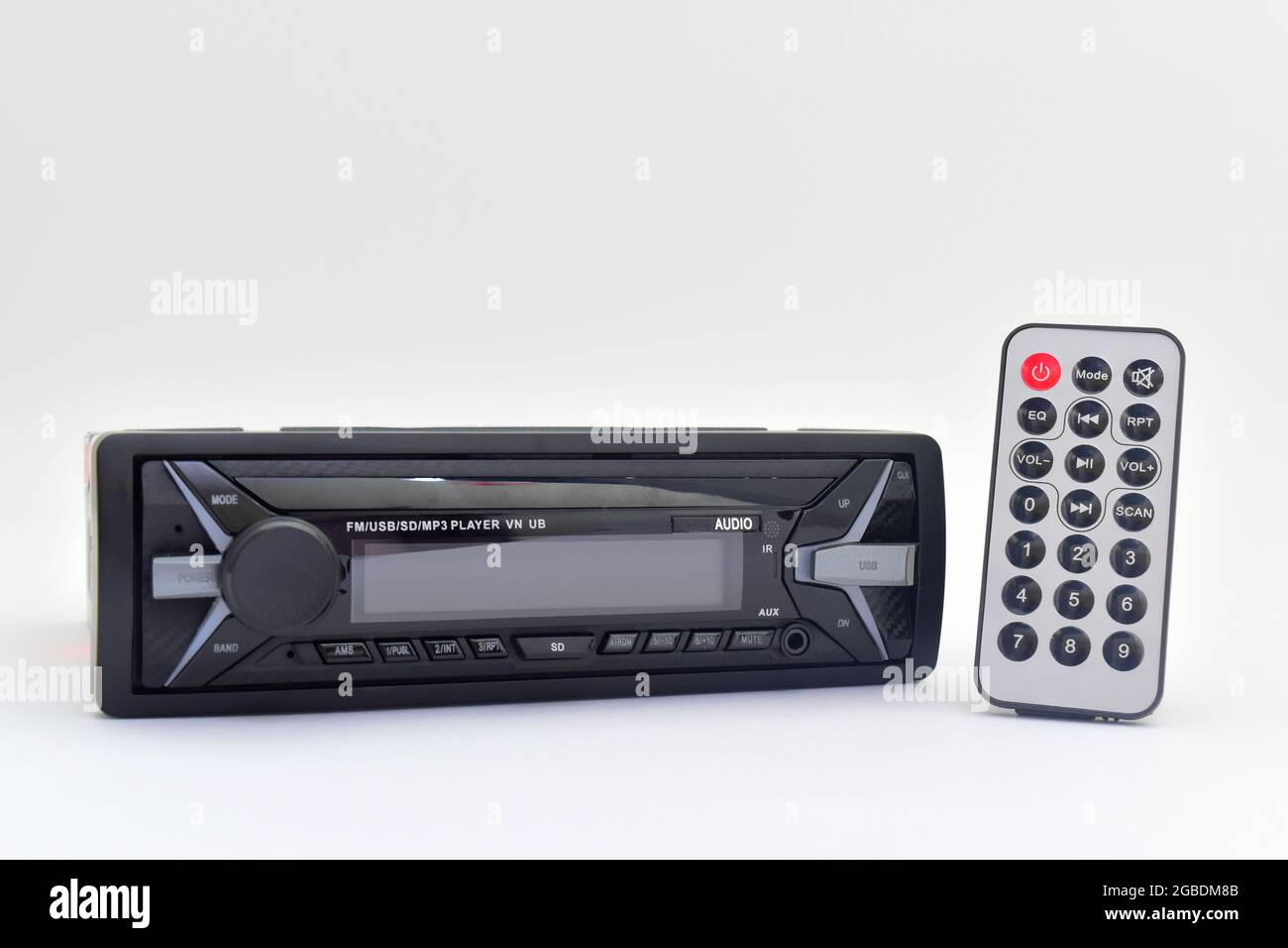 Estéreo para coche básico ( radio / cassette ) sobre fondo blanco  Fotografía de stock - Alamy
