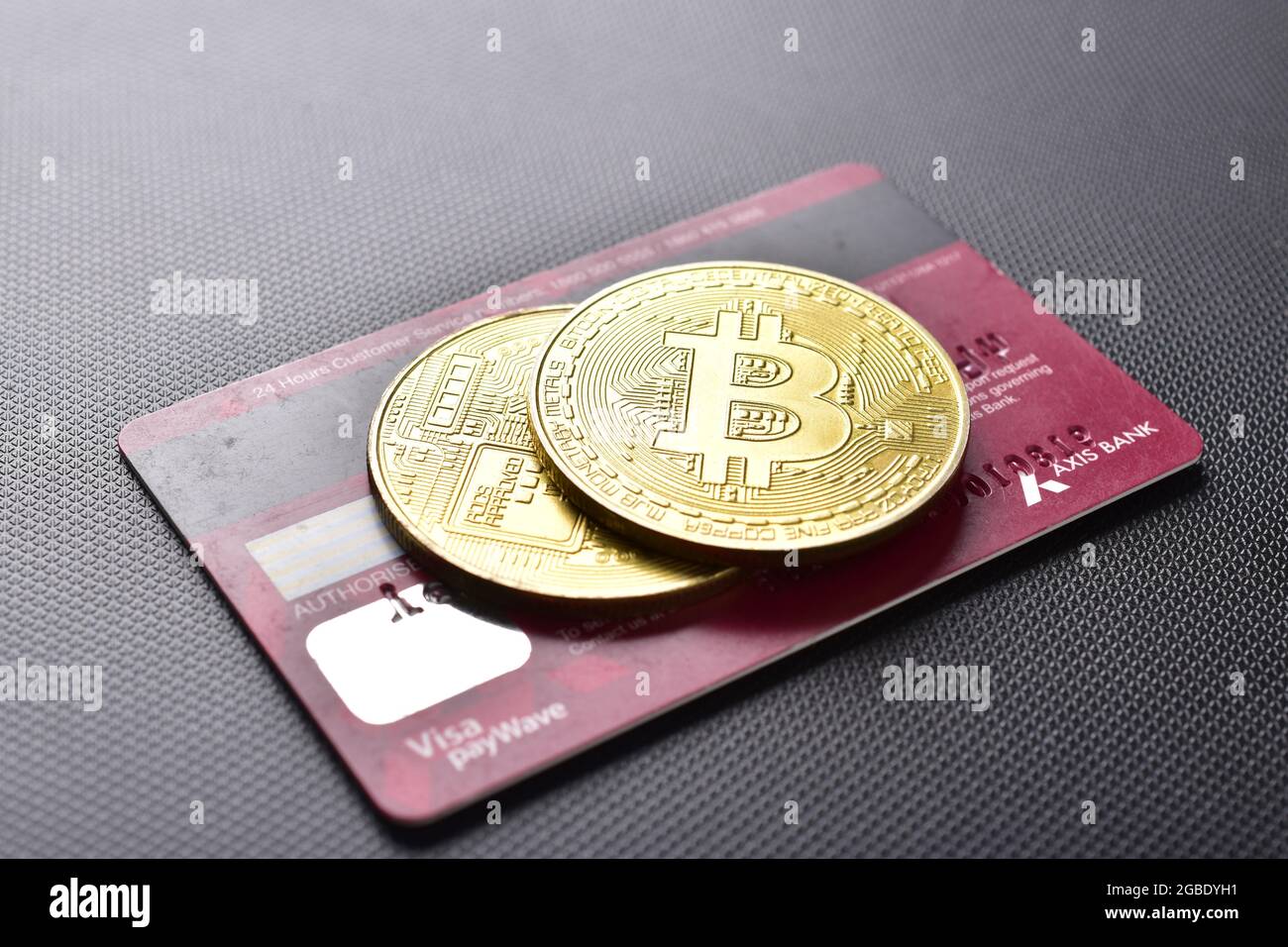 Compra de Bitcoin con tarjeta de crédito, Inversión en Bitcoin Foto de stock