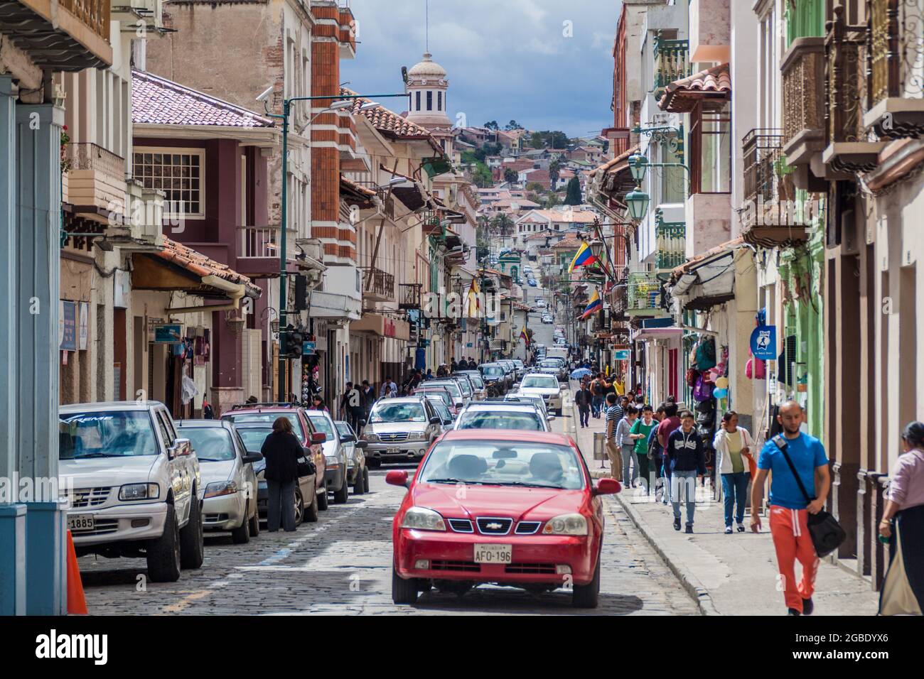 Halar Envío Impresión CUENCA, ECUADOR - 19 DE JUNIO de 2015: Calle con antiguos edificios  coloniales en el centro de Cuenca, Ecuador Fotografía de stock - Alamy