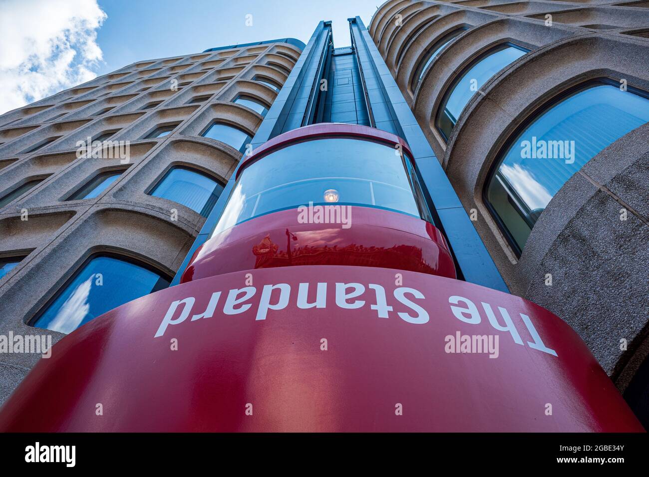 Standard Hotel London - El peculiar ascensor rojo exterior del Standard Hotel, Kings Cross London, Euston Rd. Abierto en 2019. Diseño Shawn Hausman, ORMAS estructurales Foto de stock