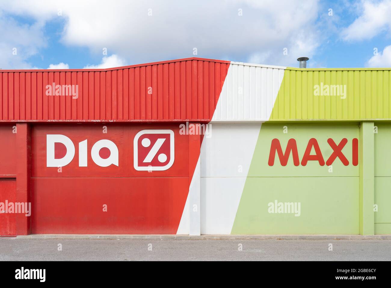 Valencia, España - 24 de julio de 2021: Fachada de Maxi Dia que es una  cadena de supermercados española que cotiza en la bolsa Fotografía de stock  - Alamy