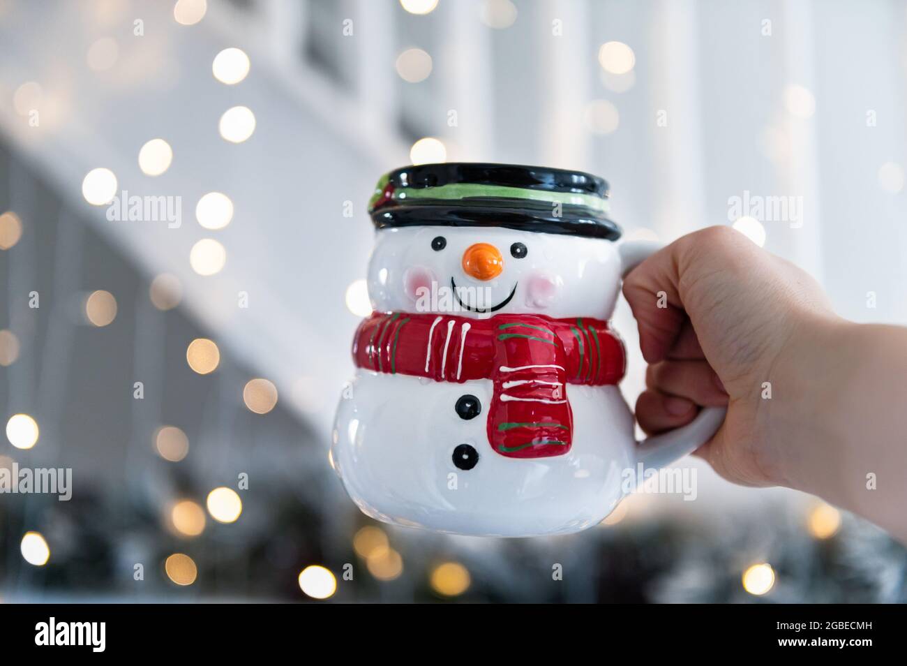 Taza de muñeco de nieve de Navidad 3D con cacao caliente Fotografía de  stock - Alamy
