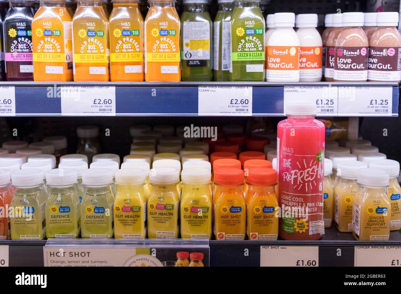 Minibotella de zumo de fruta fresca de inyección caliente a la venta en Marks and Spencer's London, Inglaterra Foto de stock
