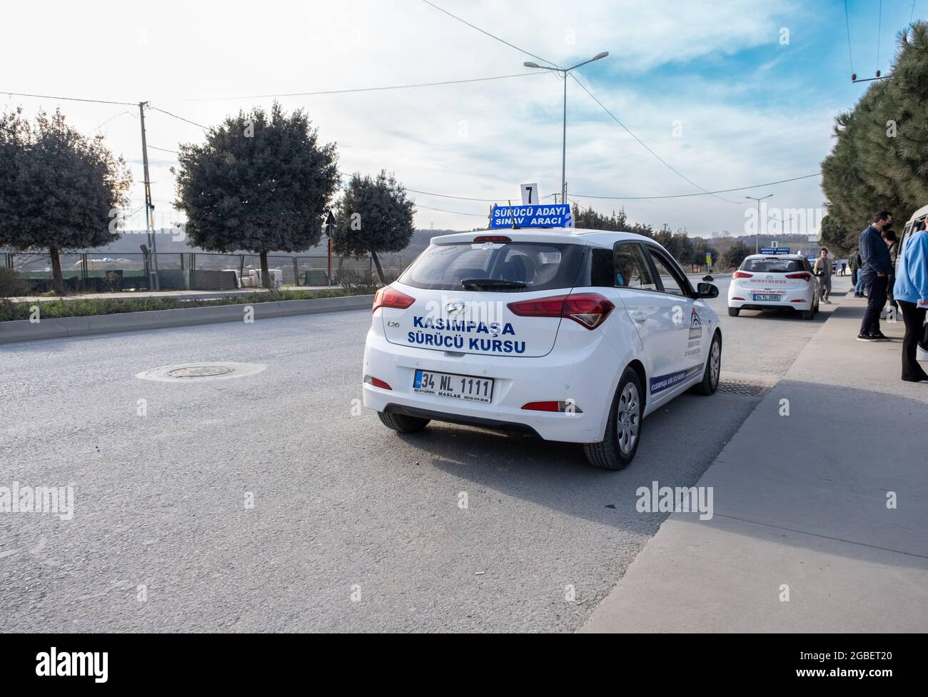 Kemerburgaz, Estambul, Turquía - 02.18.2021: Vehículos de prueba de conducción esperando a conductores aprendices en el día de prueba en invierno con espacio de copia. Traducción Foto de stock