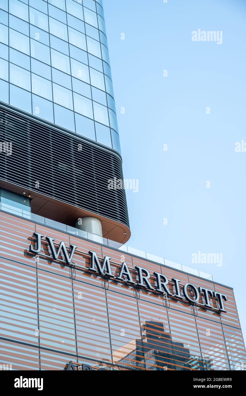 Edmonton, Alberta - 30 de julio de 2021: Señal para el nuevo hotel JW Marriott edmonton's Ice District. Foto de stock
