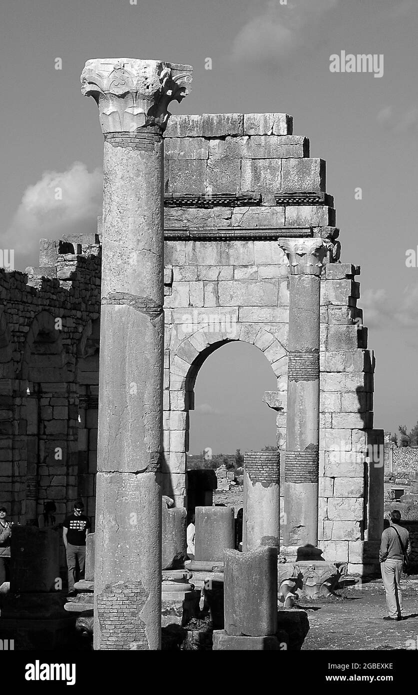 Sitio arqueológico de Volubilis en Marruecos en blanco y negro Foto de stock