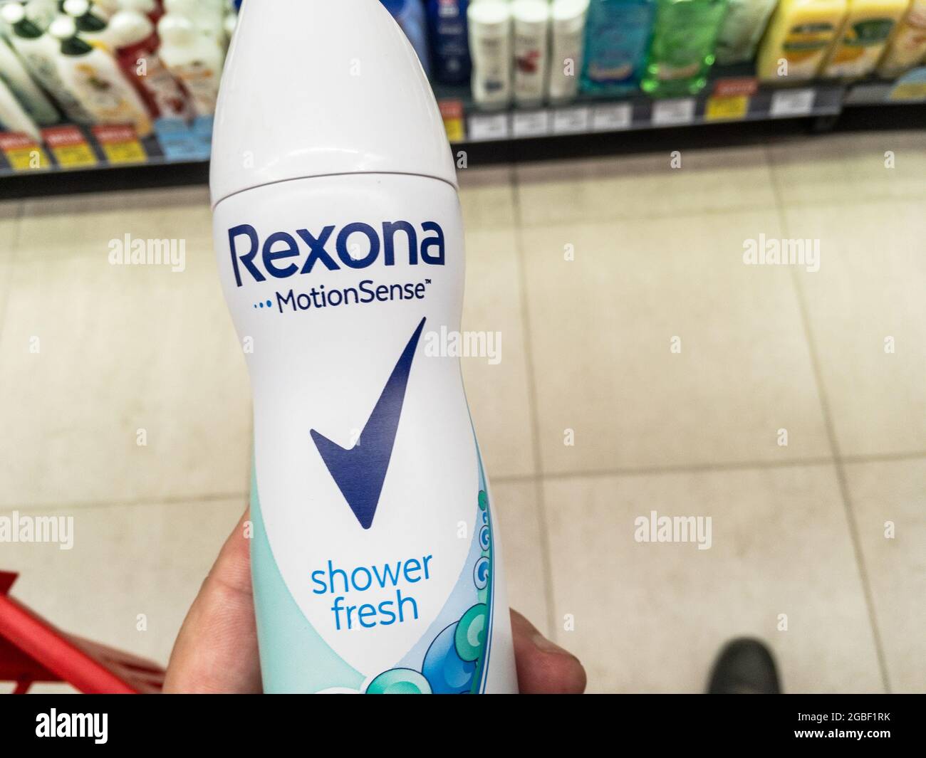 Imagen de un spray con el logotipo de Rexona en un spray de desodorante  para la venta. Rexona es una marca australiana de desodorantes y  antitranspirantes, la fábrica Fotografía de stock -