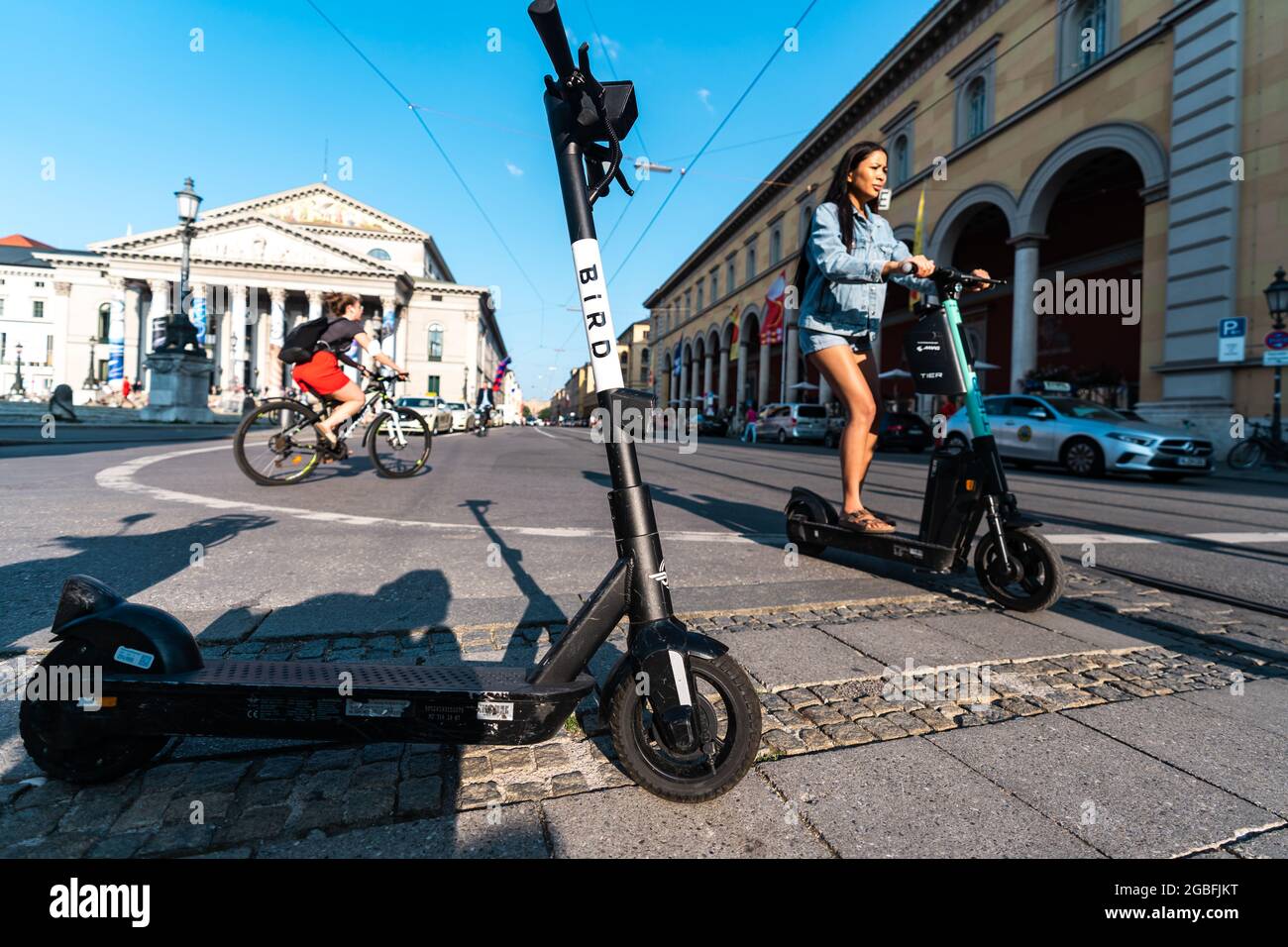 MUNICH, ALEMANIA - 21 de julio de 2021: Un primer plano de un scooter  eléctrico de pie en el centro de Munich Fotografía de stock - Alamy