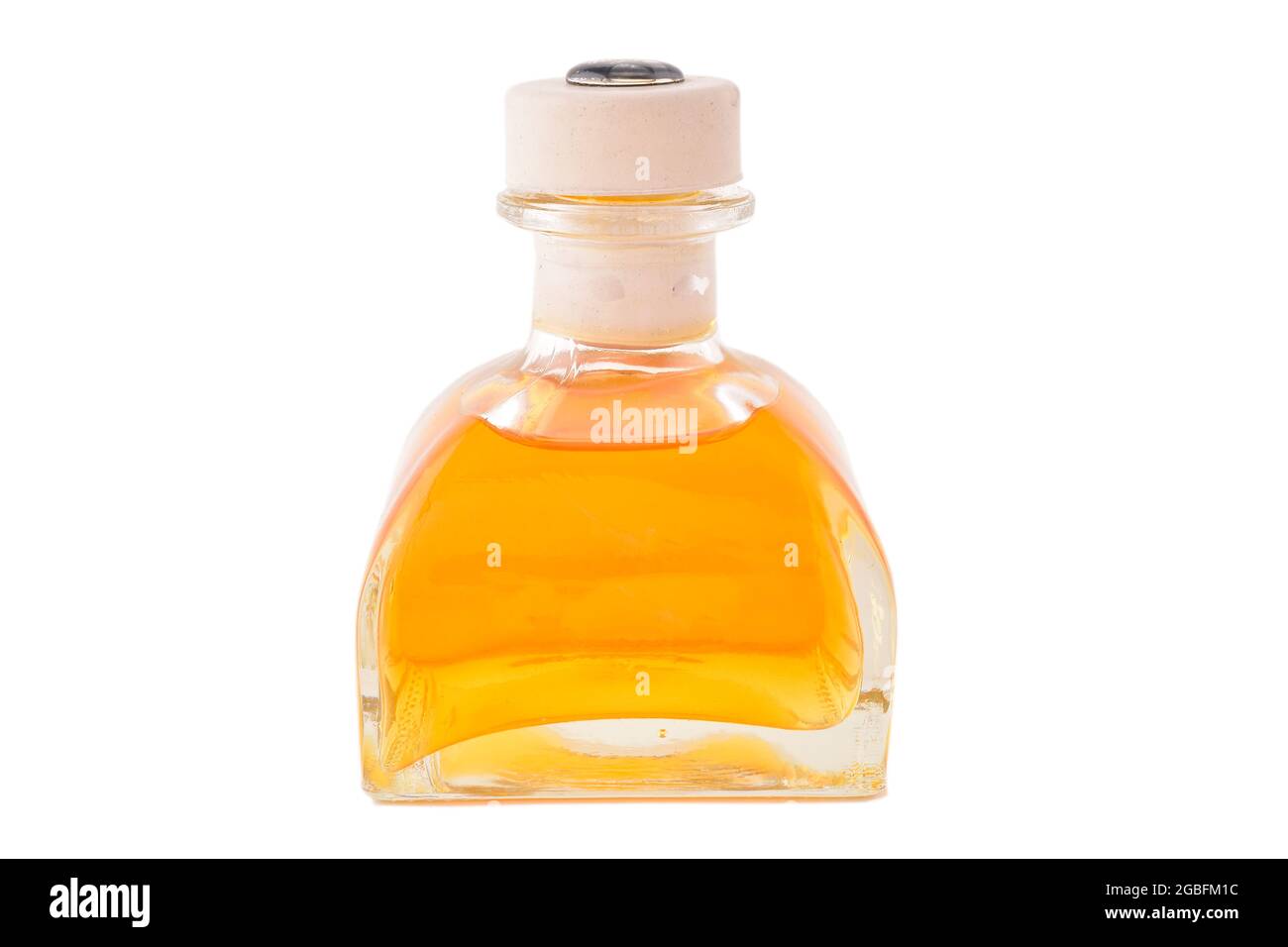 Difusor o botella de fragancia aislada sobre fondo blanco con ruta de recorte Foto de stock