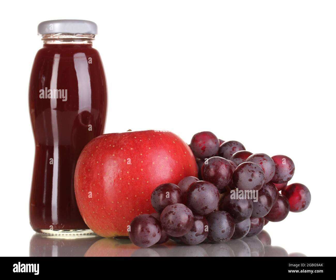 Uvas deliciosas y jugo de manzana en botella de cristal y uvas rosadas y  apple junto a ella aislado en blanco Fotografía de stock - Alamy
