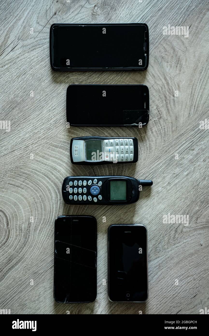 Teléfonos móviles inteligentes y tontos. Foto de stock